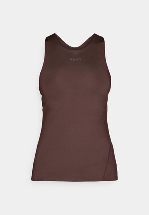 Brązowy top na ramiączkach wykonany z gładkiego materiału, z dekoltem w łódkę, z subtelnymi przeszyciami i dyskretnym logo marki na środku.