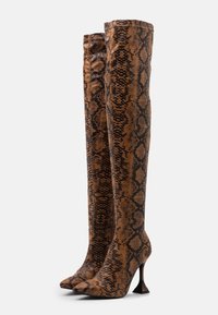 Stiefel in kniehohem, braunem und schwarzem Schlangenprint. Hergestellt aus strukturiertem Material mit spitzem Zehenbereich und Stiletto-Absatz. Verfügt über ein Design über dem Knie.