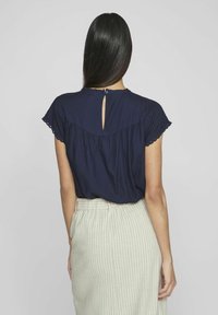 VILA MIT KURZEN ÄRMELN DETAILREICHES - Camicetta - navy blazer