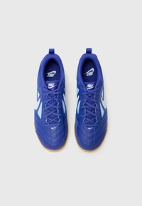 Blaue Nike Sportschuhe mit strukturiertem Synthetik-Obermaterial, hellblauen Akzenten und Gummisohle. Verfügt über ein Schnürdesign und einen gepolsterten Kragen.