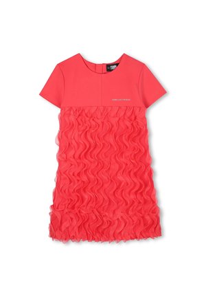 Crvena haljina sa glatkim gornjim dijelom i naboranim, teksturiranim donjim dijelom. Kratki rukavi, okrugli izrez i logotip na prsima.