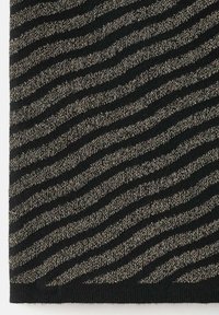 Čierna látka s texturovaným vlnitým vzorom z kovových zlatých a strieborných nití, vytvárajúca jemný trblietavý efekt.