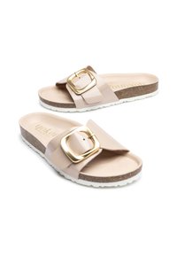 Sandales en toile beige avec une sangle brillante et une grande boucle dorée ; semelle en liège texturée, semelle en caoutchouc blanche.
