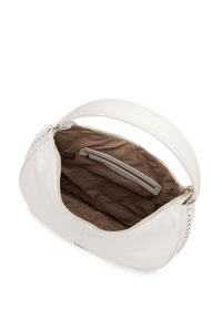 Bolso de mano de cuero blanco con un acento trenzado, cierre de cremallera y un interior suave de tela con un patrón de logo. Asa única ajustable.