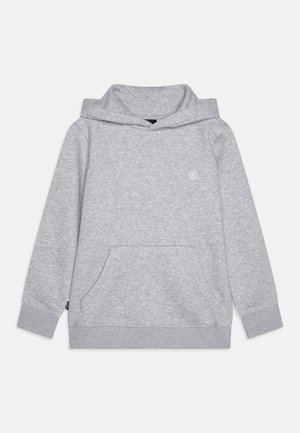 Hoodie gris en tissu doux, avec une grande poche avant, une capuche structurée et un petit logo sur la poitrine. Texture lisse et poignets côtelés.