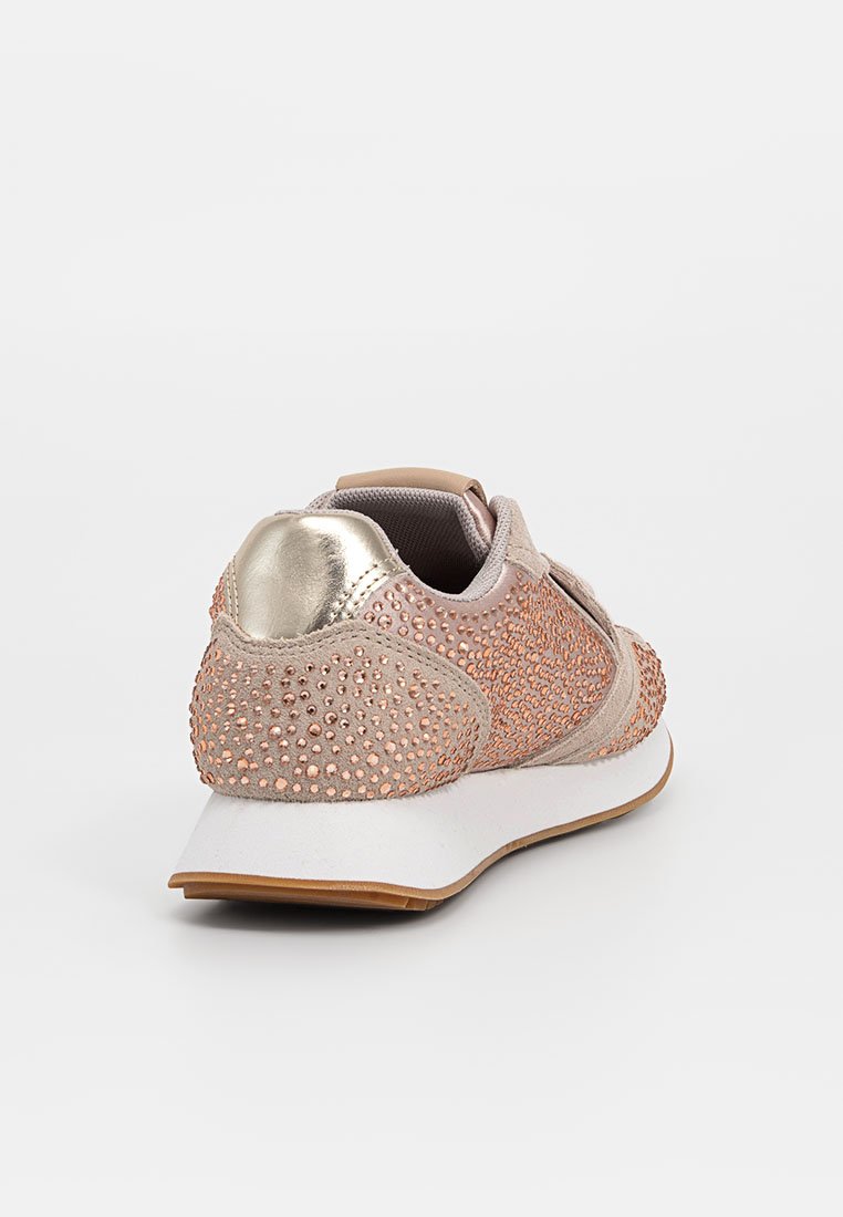 Sneaker con una toma in suede beige chiaro, adornate con accenti in oro rosato simili a paillettes e un coprischiena dorato lucido; suola in gomma bianca.