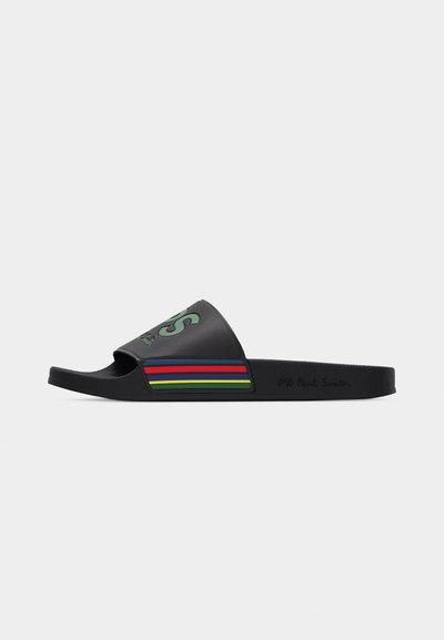 Sandale à glissière noire avec lettrage vert "PS", rayures multicolores sur le côté, et "PS Paul Smith" embossé sur le côté de la semelle.