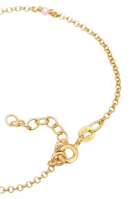 Collana a catena placcata in oro con piccole perle rosa come accenti. Include un gancio a molla con un marchio "925" sulla chiusura.