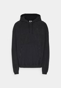 Črna kapuca iz mehke flisaste tkanine s teksturirano površino, z sprednjim žepom z zadrgo in prišitim logotipom.