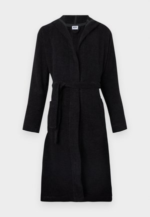 Albornoz negro con capucha, mangas largas, cinturón ajustable en la cintura y bolsillos laterales, hecho de tela de textura suave.