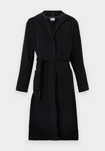 Halat de baie negru cu glugă, mâneci lungi, cordon la talie și buzunare laterale, confecționat dintr-un material moale și texturat.