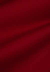 Czerwona tkanina o gładkiej, lekko błyszczącej teksturze z subtelnymi liniowymi wzorami i jednolitym kolorem.