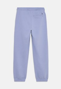 Ανοιχτού μωβ φόρμες από μαλακό ύφασμα με ελαστική μέση και μανσέτες, που διαθέτουν πίσω τσέπη και διακριτική λεπτομέρεια λογότυπου.