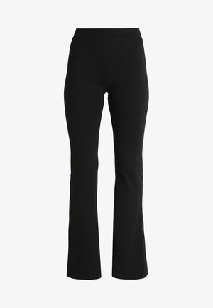 Crne široke hlače od rastezljivog materijala. Imaju široki pojas i glatku teksturu, dizajnirane su da usko pristaju oko kukova.