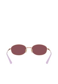 Occhiali da sole ovali con lenti bordeaux, sottile montatura in metallo dorato e asticelle in acetato viola chiaro. Presentano un branding discreto vicino alla lente.