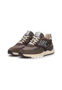 Sneakers in suede marrone con una parte superiore in rete testurizzata, dettagli in crema, lacci piatti e suola in gomma. Presentano dettagli a motivi e un logo.