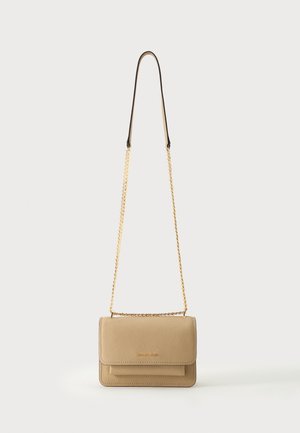 Beige tekstureret læder crossbody-taske med guldkæde-rem og klaplukning, kompakt rektangulært formet, Michael Kors-logo på forsiden.