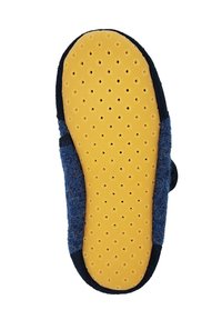 Blauwe zachte slipper met een gestructureerde bovenkant en een gele rubberen zool met meerdere kleine gaatjes voor ademend vermogen. Zwarte randaccenten langs de randen.