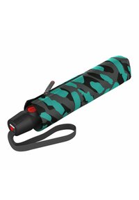 ombrello pieghevole in un motivo camouflage nero e teal, con un manico nero dotato di un pulsante rosso, una custodia con zip e un cinturino da polso.