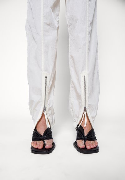 Filippa K LIGHT FUNCTIONAL TROUSERS - Παντελόνι - white chalk