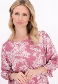 usha Denní šaty - pink white