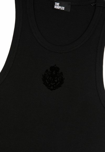 Débardeur noir côtelé avec un col rond et un tissu texturé. Présente un logo brodé dans une teinte plus foncée de noir sur la poitrine.