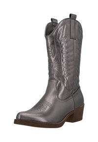 Bota de vaquero gris metálico con punta afilada, costuras decorativas y bucles para tirar. Presenta un tacón bajo apilado y una superficie texturizada.