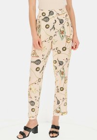Spodnie z wysokim stanem, dopasowane, w jasnoróżowym materiale, z kolorowym, retrowym nadrukiem symboli i wzorów.