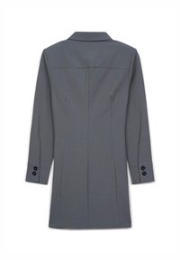 Cappotto grigio su misura con colletto, maniche lunghe e dettagli in bottone nero sui polsini. Presenta una texture liscia e una silhouette strutturata.