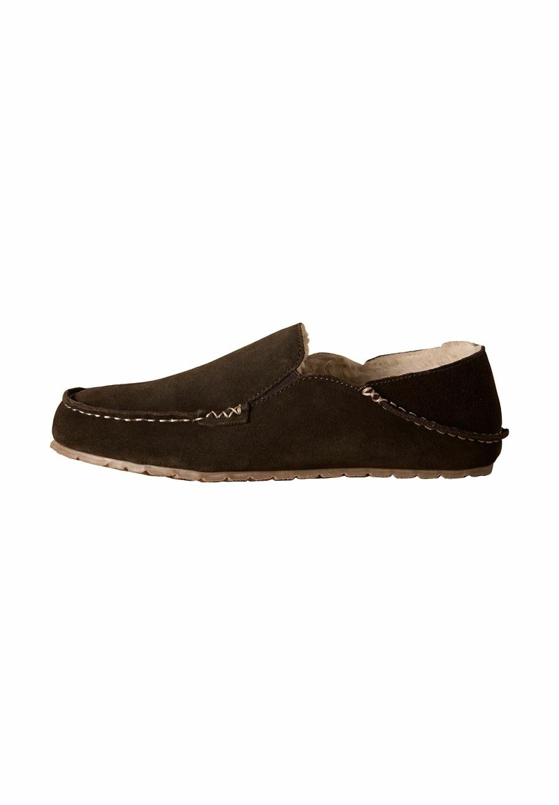 Mørkebrune ruskinds slip-on sko med en blød indvendig del, rund tå, synlige syninger og en fleksibel sål.