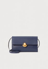 Navyblå læderclutch med en struktureret form, guldfarvet kugleformet lukning og en aftagelig skulderrem. Glat tekstur, minimalistisk design.