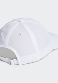 Gorra de béisbol blanca con seis paneles, visera curva y correa ajustable en la parte posterior. Fabricada con un tejido suave y con orificios de ventilación.
