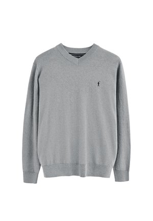 Maglione grigio a scollo a V realizzato in tessuto morbido, con maniche lunghe e collo a coste. Presenta un piccolo logo nero sul petto a sinistra.