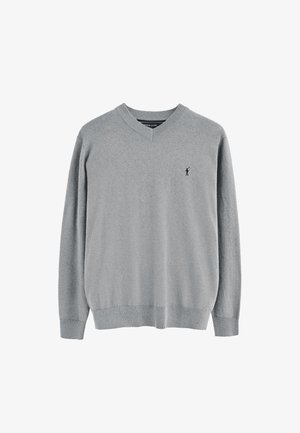 Grauer V-Ausschnitt-Pullover aus weichem Stoff, mit langen Ärmeln und einem gerippten Kragen. Mit einem kleinen schwarzen Logo auf der linken Brust.