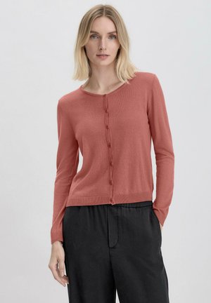 Lichte, koraalrode cardi met een ronde halslijn, lange mouwen en een knoopsluiting aan de voorkant. Soepele textuur en geribbelde zoomdetails.