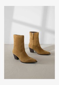 Nevybrané, tan brown suede