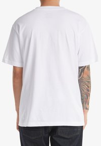 Weißes Baumwoll-T-Shirt mit kurzen Ärmeln und Rundhalsausschnitt, mit einfarbigem Design und ohne auffällige Muster oder Akzente.