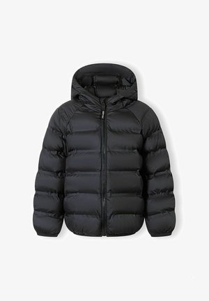 Veste d'hiver noire matelassée avec capuche, fermeture éclair frontale et poignets élastiques, conçue pour la chaleur et les activités en plein air.