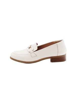 Crèmekleurige leren loafer met een lage gelaagde houten hak en een decoratieve gesp op het bovenste bandje.