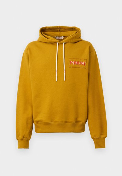 Felpa con cappuccio color giallo senape realizzata in cotone; presenta una tasca frontale con "MARNI" ricamato in cucitura rosa e lacci bianchi.