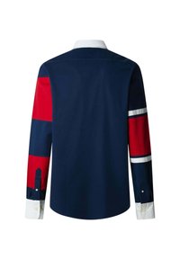 Camisa de marino de manga larga, con rayas diagonales rojas y azules en las mangas. Cuello y puños blancos con detalles de botones. Textura de tela suave.