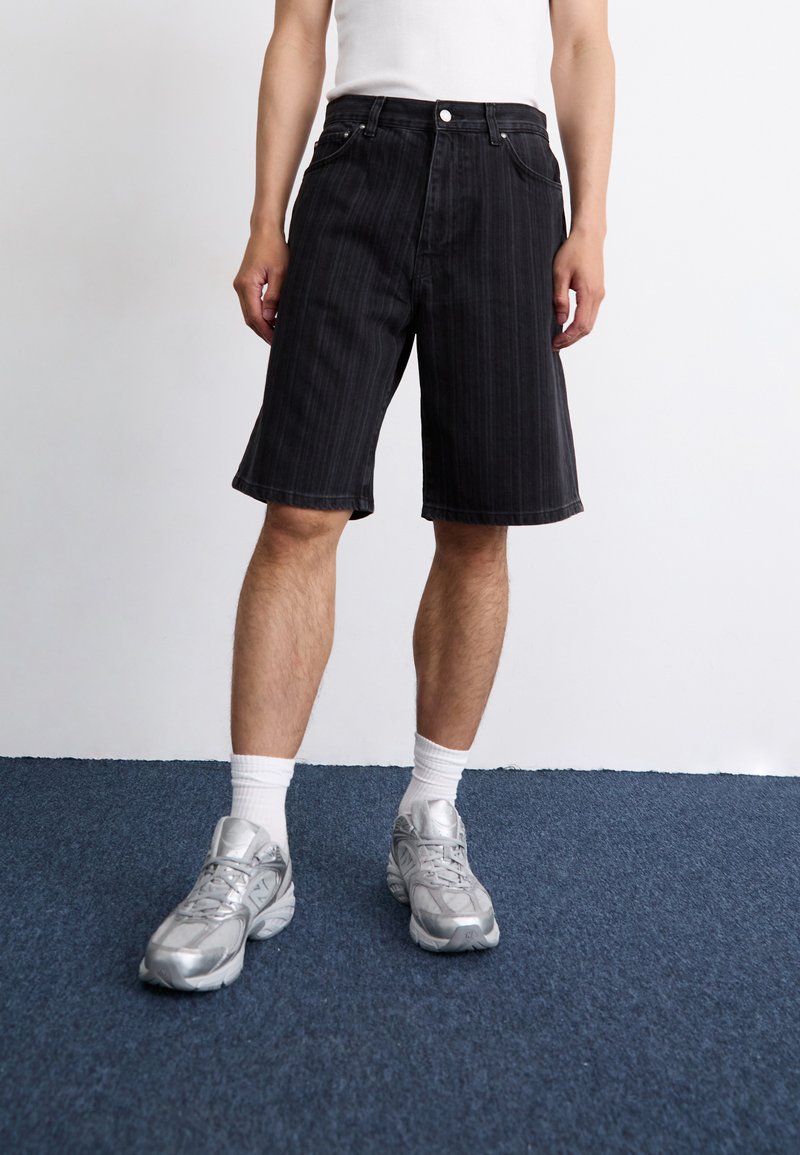 Carhartt WIP RYLAN - Džínové kraťasy - black stone washed