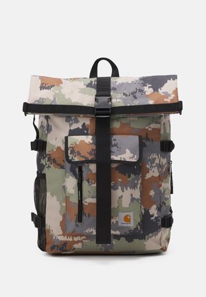 Rygsæk med camouflage-mønster og rullelukning sikret med sort spænde, frontlynlåslomme, sidelomme i mesh og Carhartt-logo.
