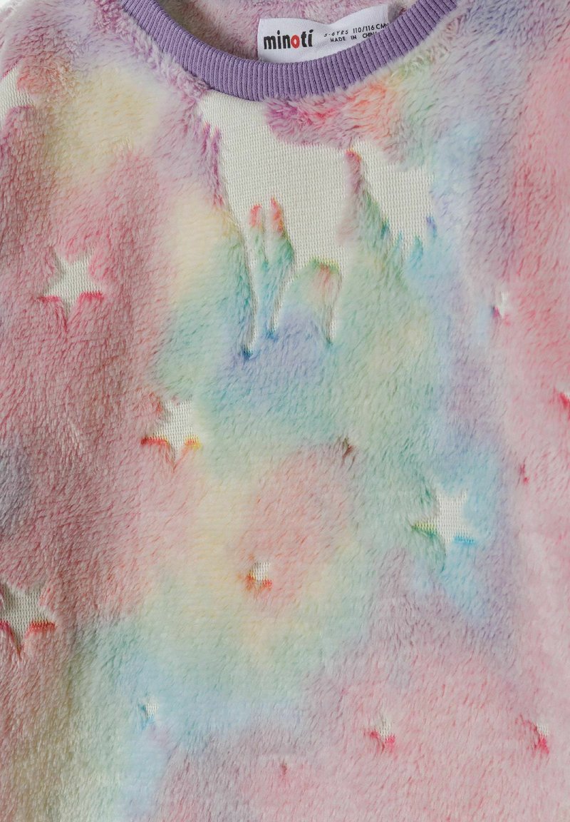 Flauschiger Pastell-Pullover mit einem Galaxiemuster in Rosa-, Blau- und Gelbtönen. Er hat weiße Sternakzente und einen lila gerippten Kragen.