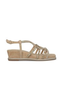 Beige Keilabsatzsandale aus Wildleder, mit Perlenakzenten und verstellbarem Knöchelriemen. Verfügt über eine strukturierte Innensohle und einen verstärkten Absatz.