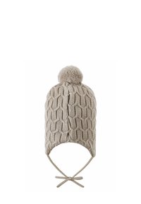 Gehaakte beige muts met een gestructureerd honingraatpatroon, voorzien van een fluffy pompon bovenop en verstelbare koorden bij de kin.