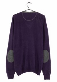 Lila långärmad tröja med grå armbågsremser, rund halsringning och ribbade ärmslut. Tyget verkar mjukt med en lätt struktur.