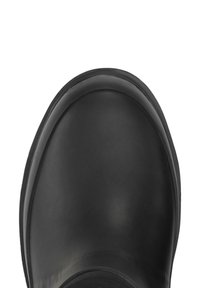Bota impermeable negra con puntera redondeada, textura suave y paneles laterales elásticos para facilitar su uso. La suela parece resistente y con buen agarre.