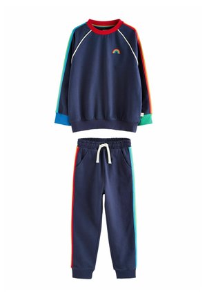 Marineblauwe sweatshirt met regenboog borduurwerk, rode kraag en gekleurde zijstrepen. Bijpassende marineblauwe broek met zakken en een trekkoord, geaccentueerd in meerdere kleuren.
