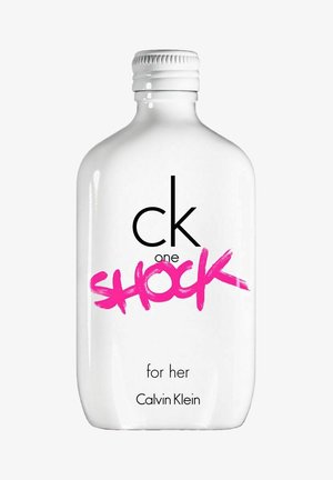 Hvid oval flaske med en tekstureret hætte, der har sort tekst "ck one" og "Calvin Klein", samt pink graffiti-lignende "SHOCK" henover forsiden.
